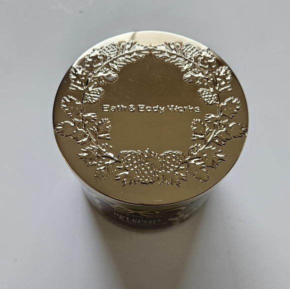 NWT Bath & Body Works Hot Cocoa & Cream Candle with Gold Lid - Picture 12 of 12
